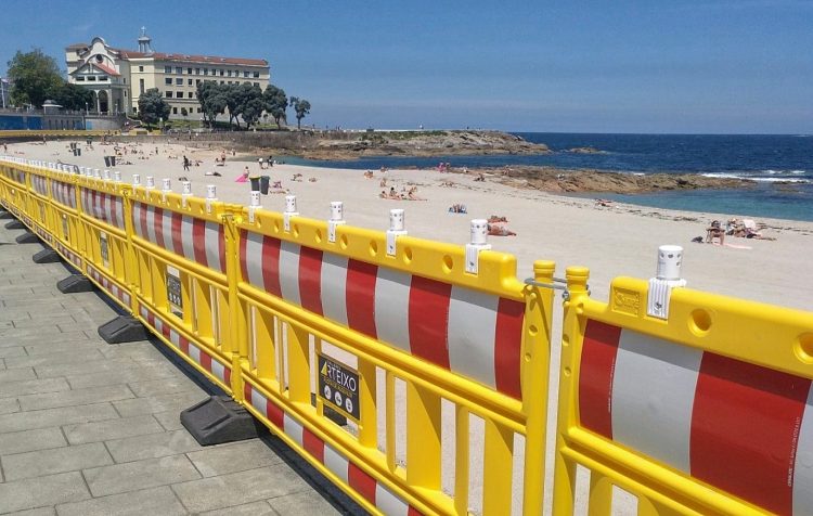 Vallas en la playa de Riazor