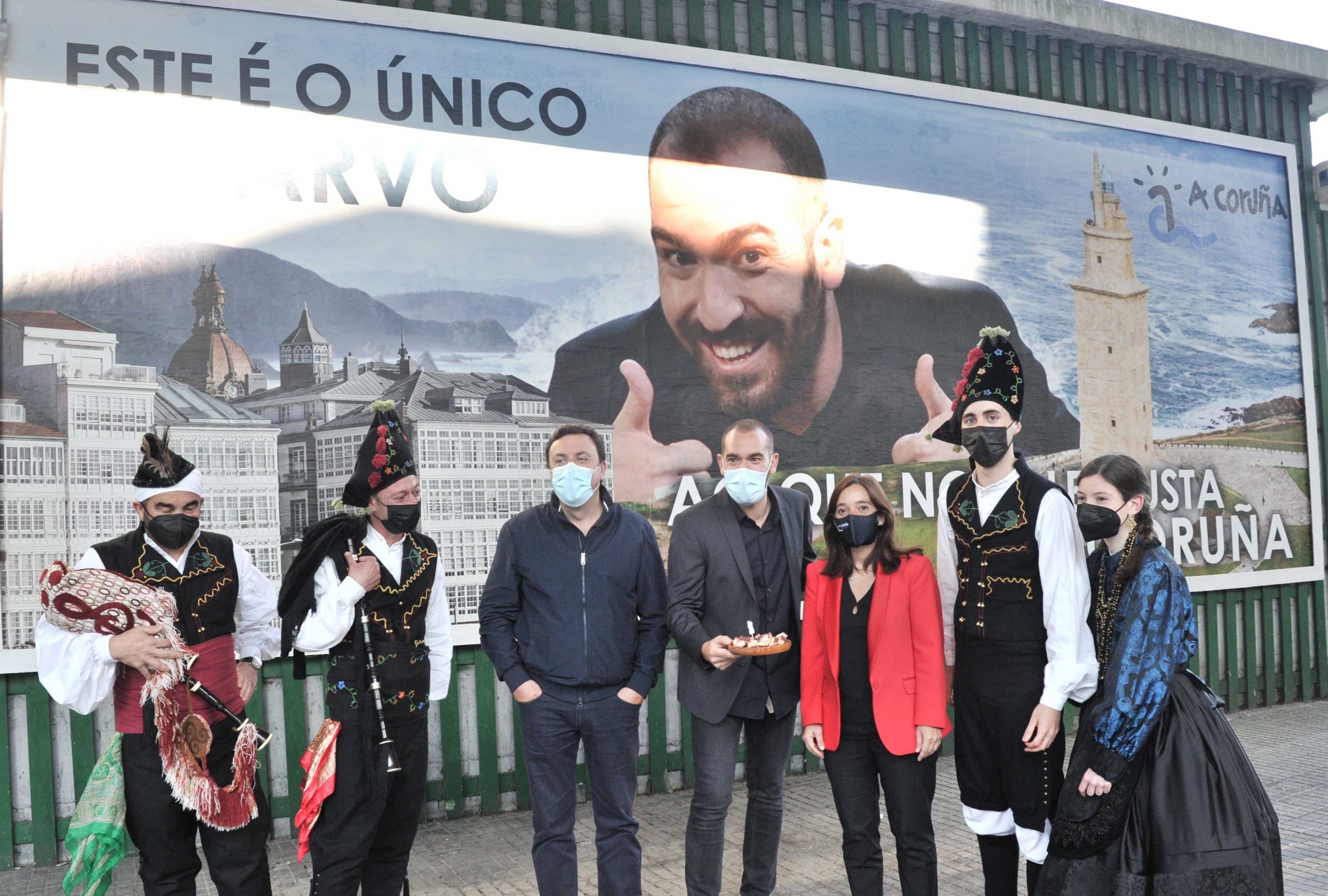 Jorge Ponce inaugura su valla publicitaria en A Coruña junto a la alcaldesa, Inés Rey, y al presidente de la Diputación, Valentín González Formoso