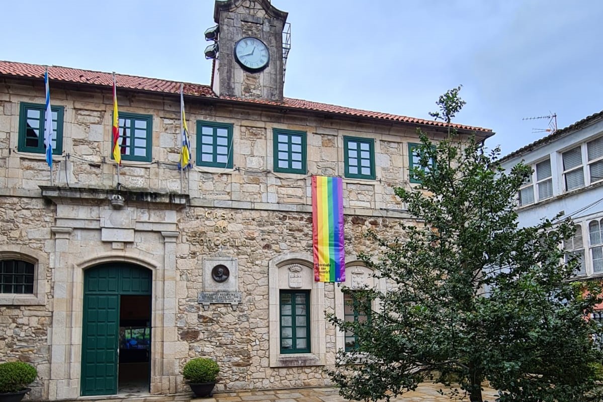 El Ayuntamiento de Ortigueira luce una bandera LGBTI | AYUNTAMIENTO DE ORTIGUEIRA