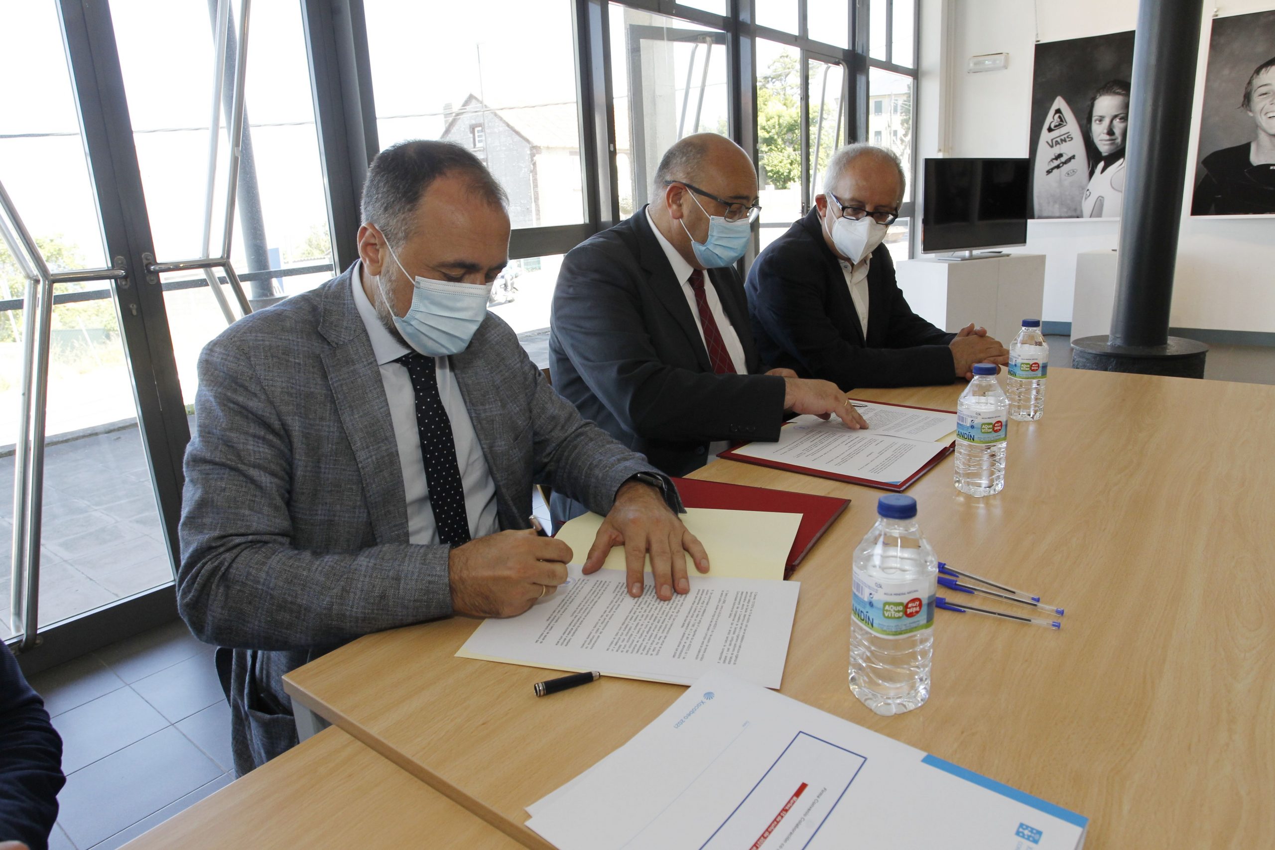 El conselleiro de Sanidad, Julio García Comesaña, y el alcalde de Valdoviño, Alberto González, firman un convenio para reformar el centro de salud | XUNTA