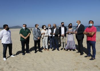 El conselleiro de Sanidade, junto a miembros d ela Corporación Municipal en la playa de A Frouxeira.