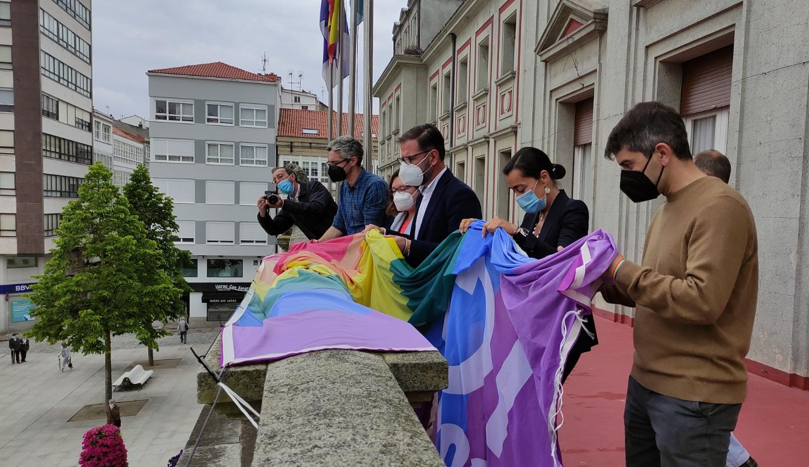La corporación de Ferrol desplegó una bandera de apoyo al colectivo desde el balcón del ayuntamiento
