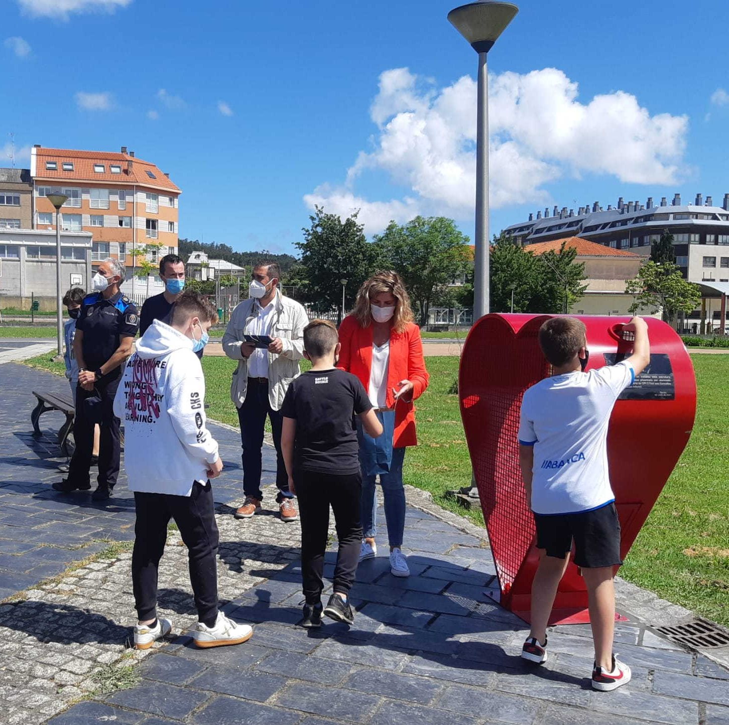 La alcaldesa de Narón acompañó a los escolares a rellenar este nuevo colector con forma de corazón