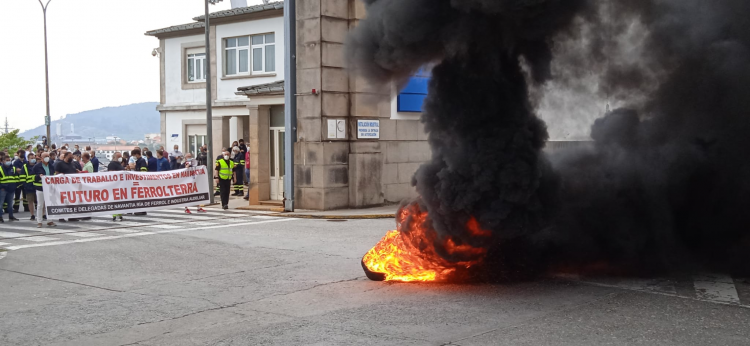 La protesta se realizó a las puertas del astillero con la quema de neumáticos | CCOO