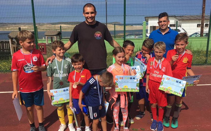 Entrega de medallas a los niños y niñas participantes en la edición de 2019 | C. VALDOVIÑO