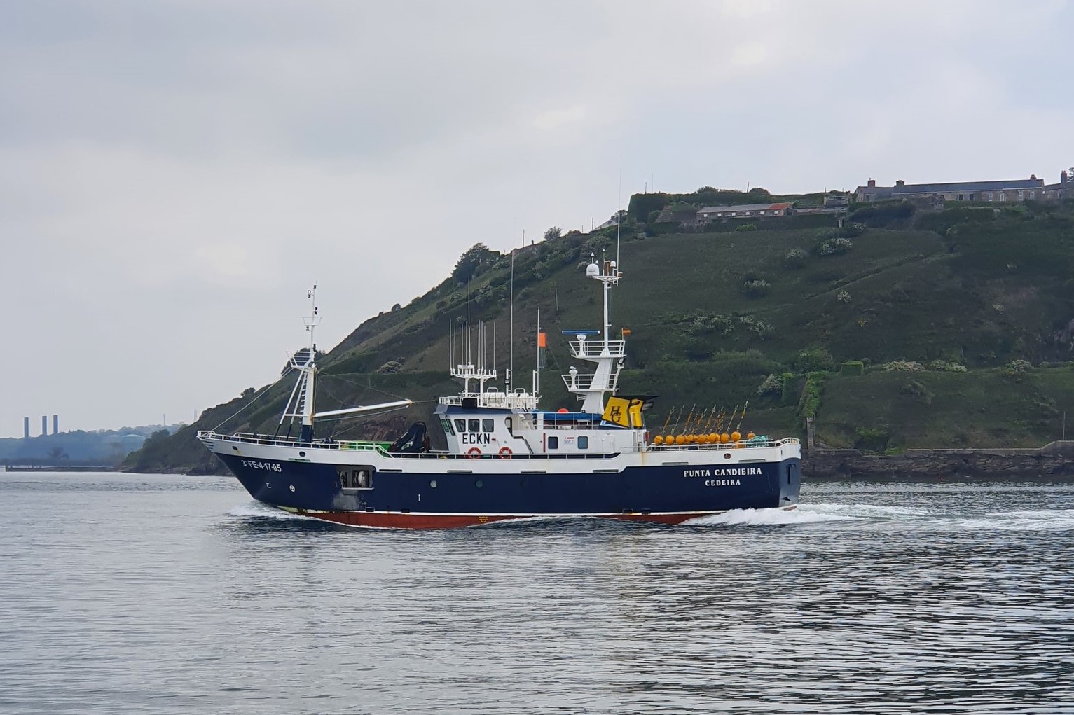 El 'Punta Candieira' en la bahía de Cork