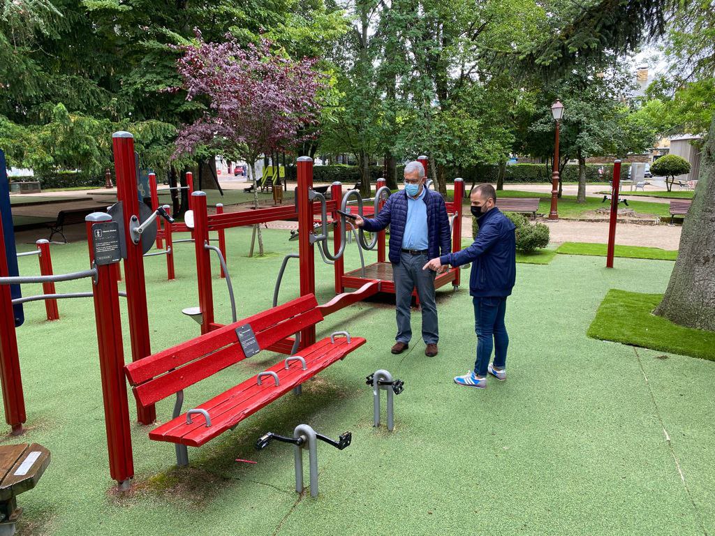 El edil de Medioambiente supervisando trabajos en un parque.