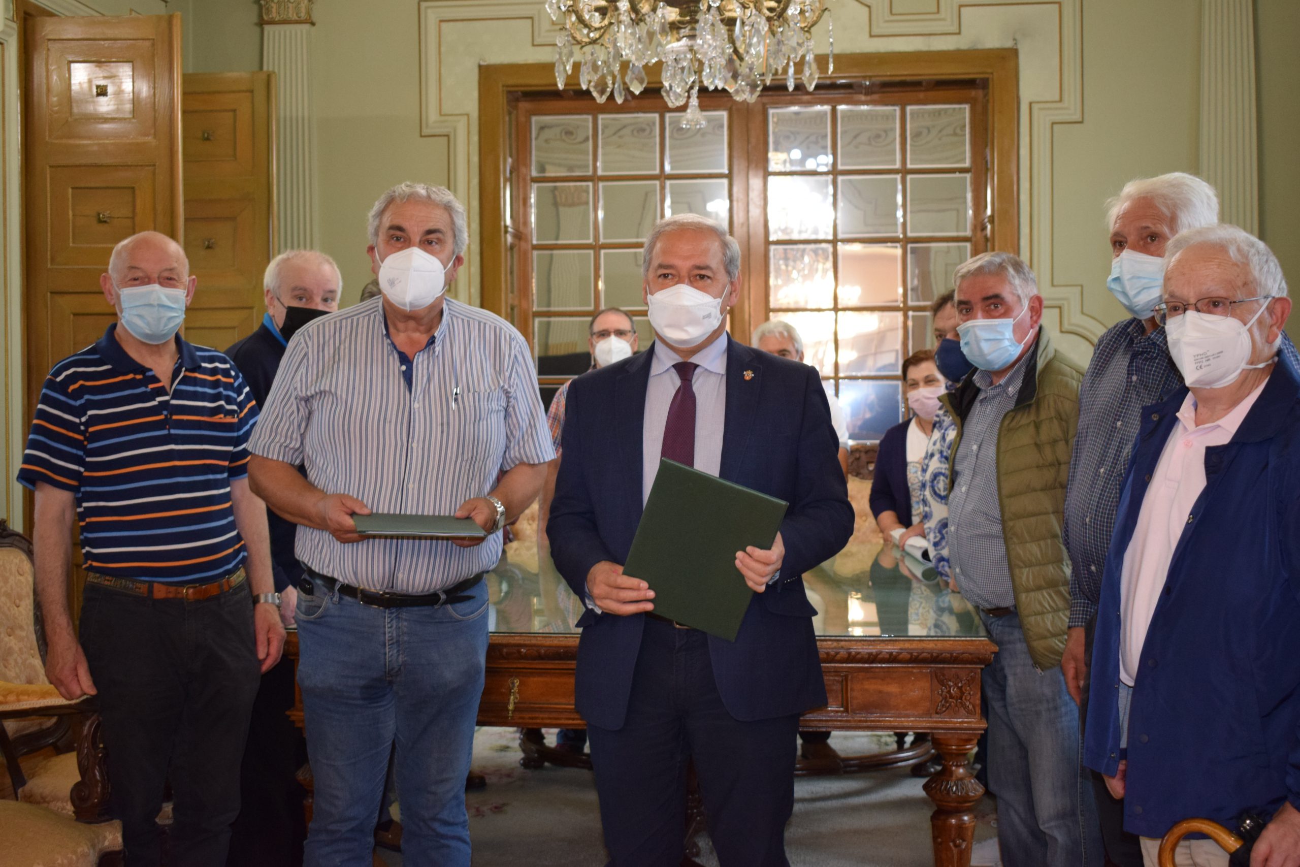 El presidente provincial con los vecinos del barrio.