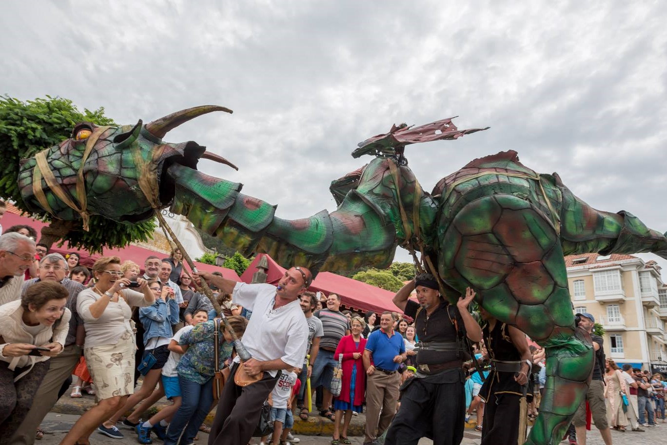 Los asistentes disfrutan de un desfile del Feirón dos Andrade en una edición anterior | ASOCIACIÓN FEIRÓN MEDIEVAL DOS ANDRADE