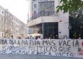 Protesta de los mariscadores frente a la Xunta, en Ferrol