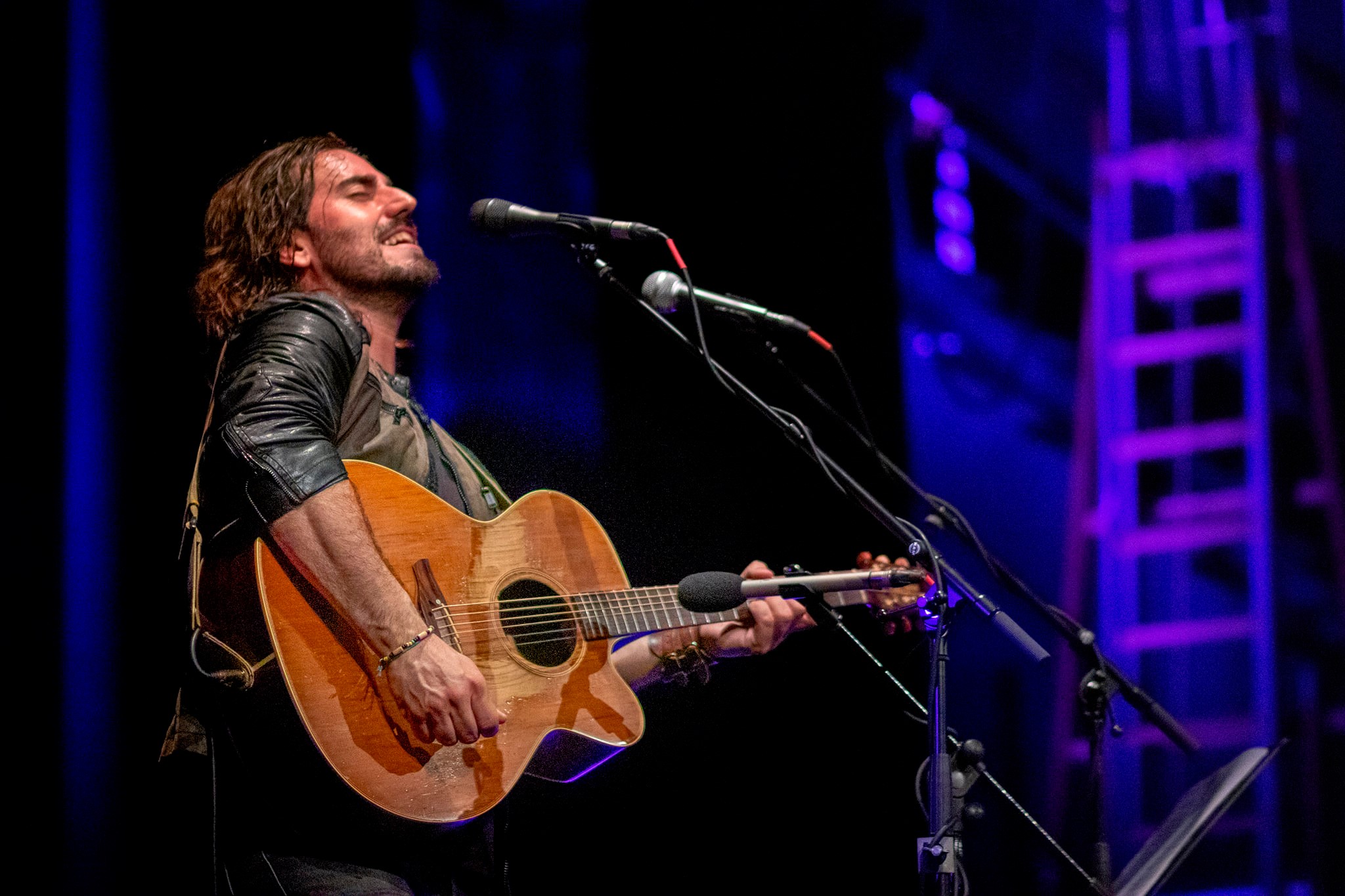 Andrés Suárez actúa en un concierto