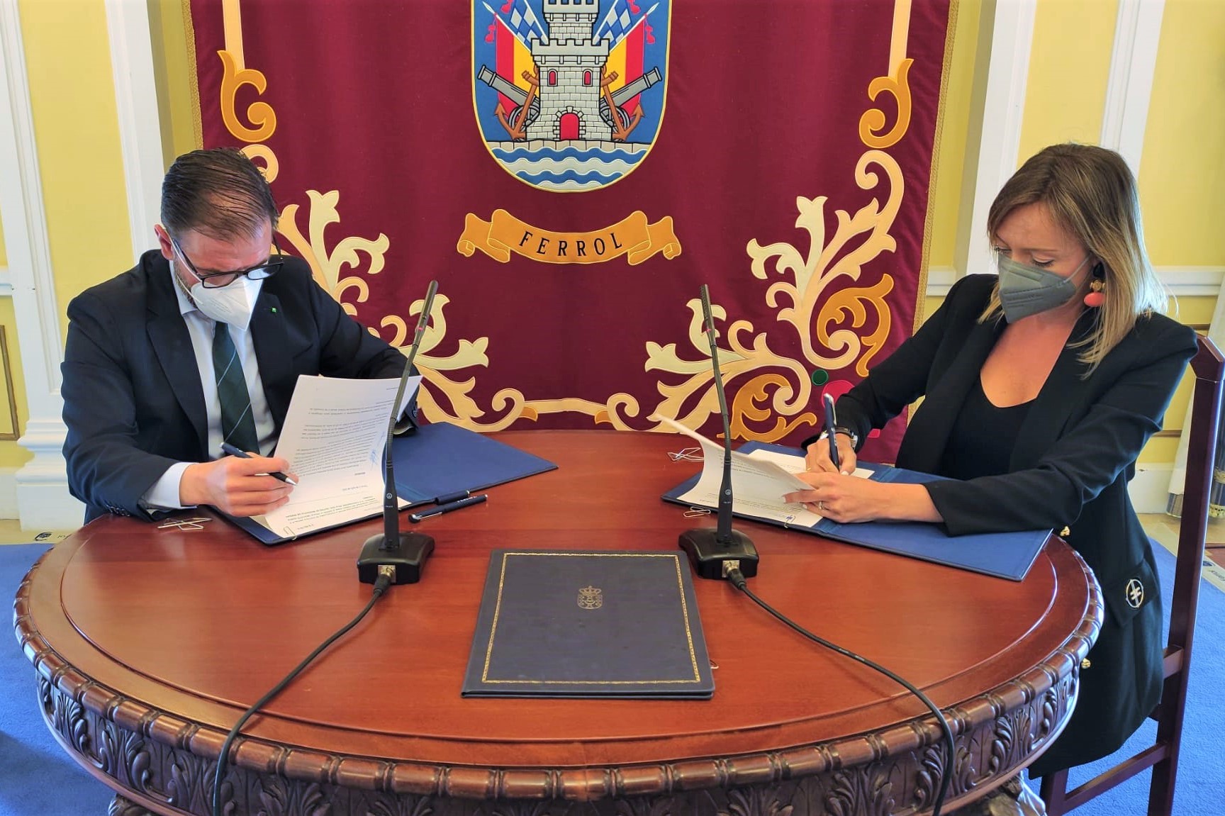 Ángel Mato y Fabiola García, durante la firma del convenio