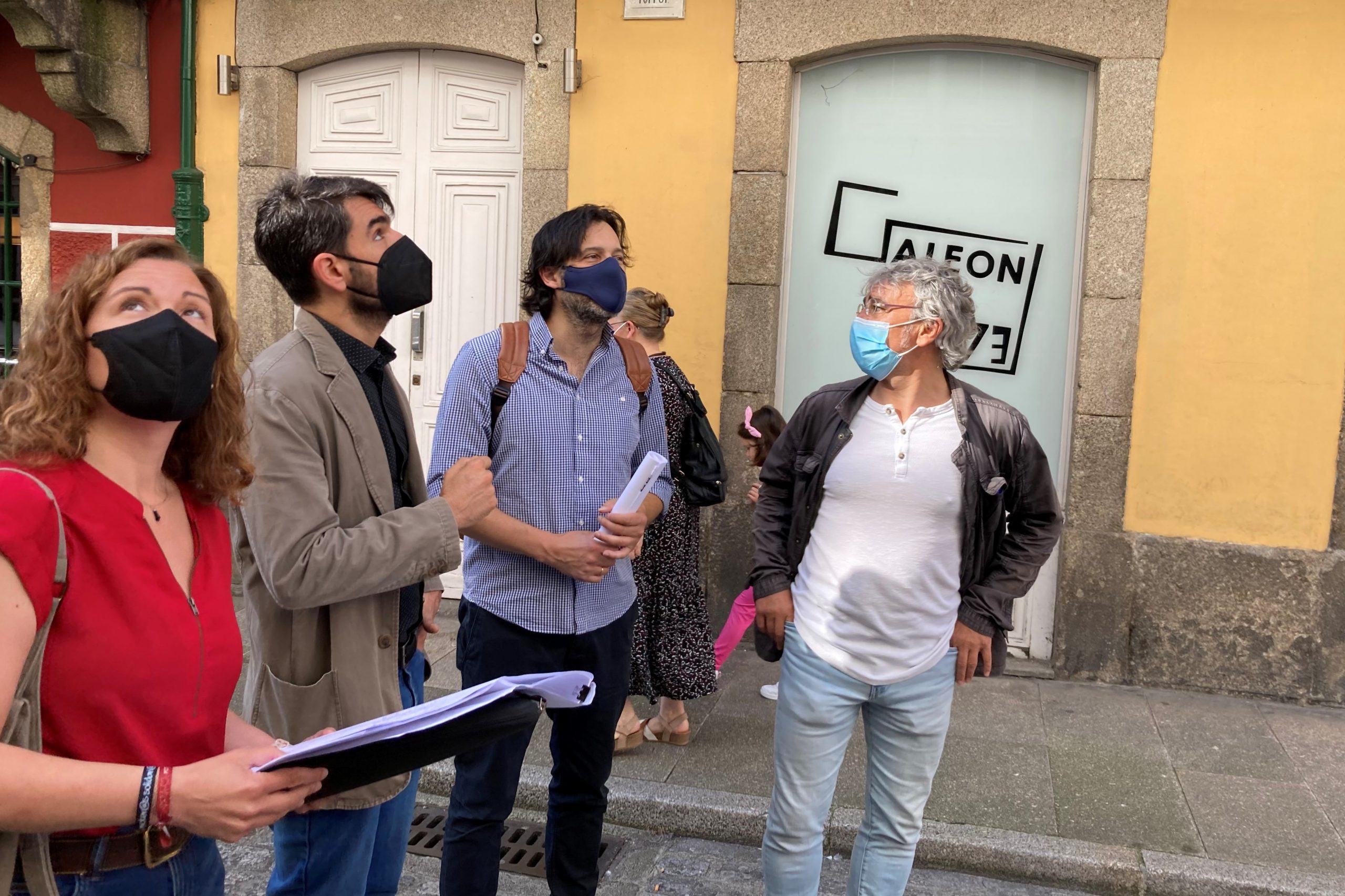 Técnicos y el concejal de Urbanismo, Julián Reina, visitan la calle de la Magdalena | CONCELLO DE FERROL