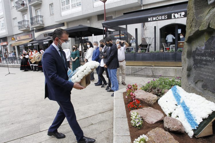 El alcalde de Ferrol, Ángel Mato, en la ofrenda floral por el Día de Galicia | CONCELLO DE FERROL