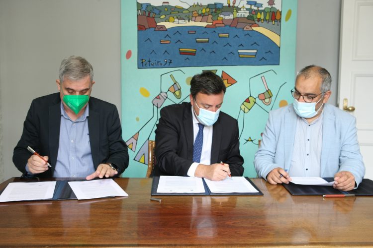 El presidente de la Diputación de A Coruña, Valentín González Formoso, y el alcalde de Ames, Blas García, firman el convenio | DIPUTACIÓN DE A CORUÑA