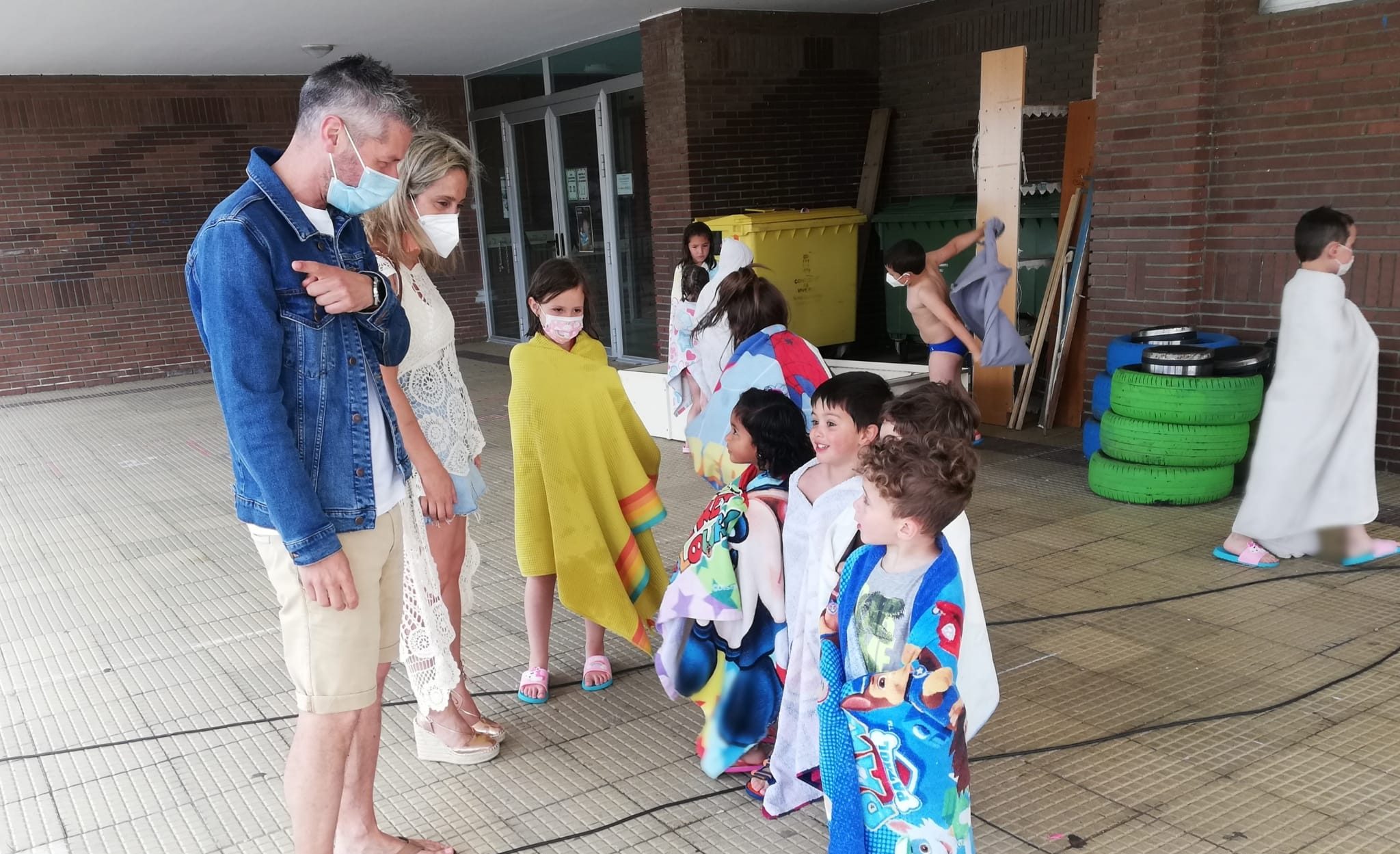 La alcaldesa y el edil de Juventud en el campamento.