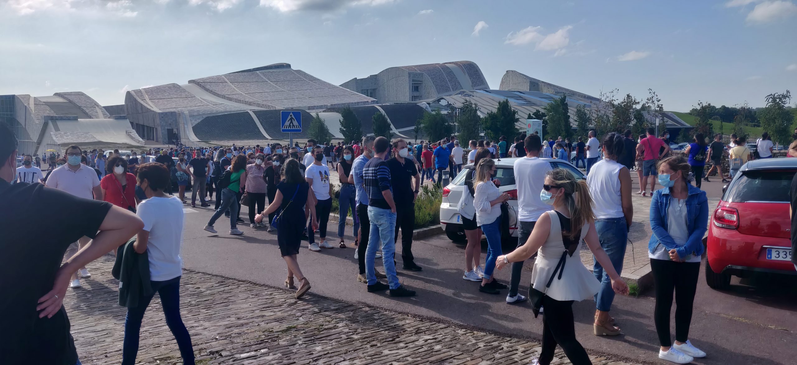 Enormes colas para vacunarse frente a la covid-19 en el Gaiás