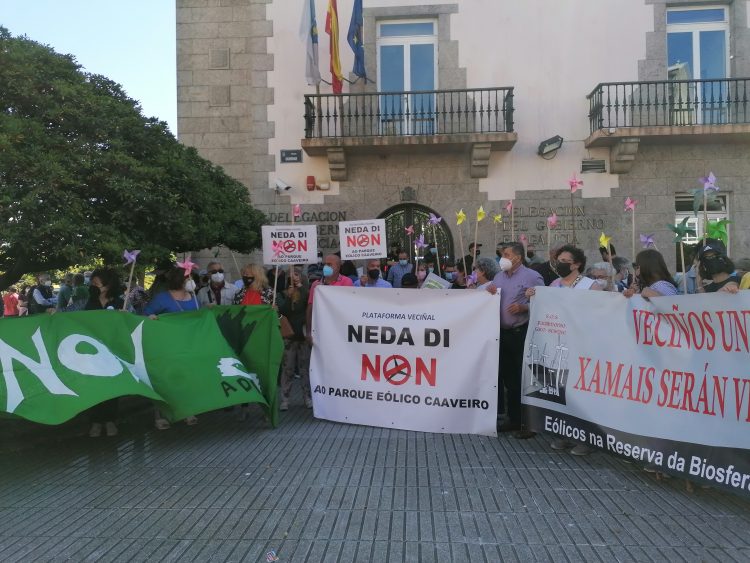 Archivo - Más de 200 personas se concentraron en A Coruña contra los parques eólicos