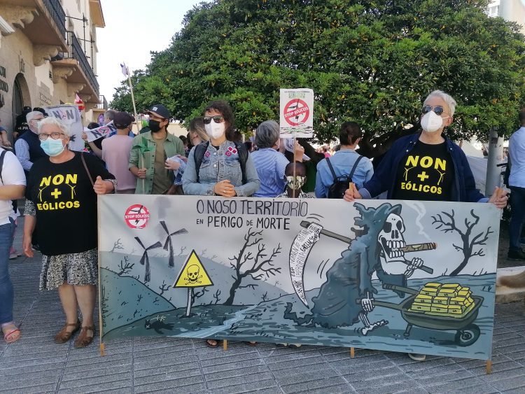 Participantes en la concentración contra los eólicos muestran una pancarta