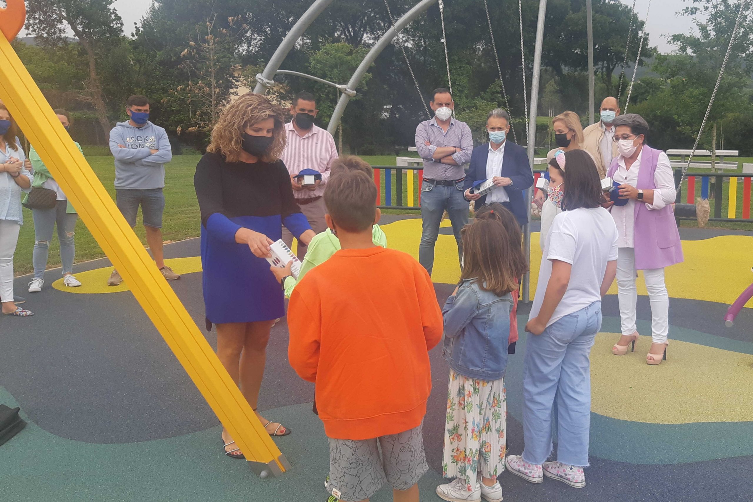 La alcaldesa, Marián Ferreiro, visita el parque O Val | CONCELLO DE NARÓN