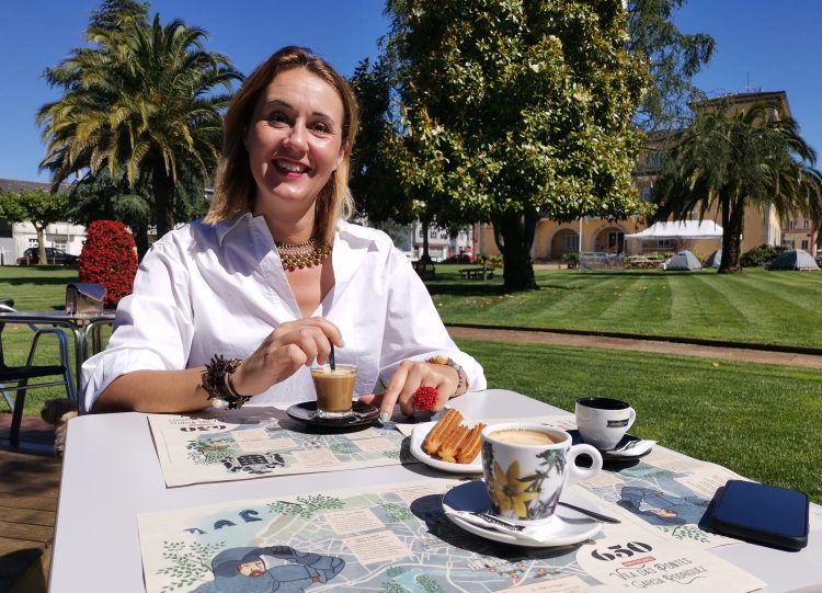La concejala de Turismo Elena López con manteles ecosostenibles | CONCELLO DE AS PONTES