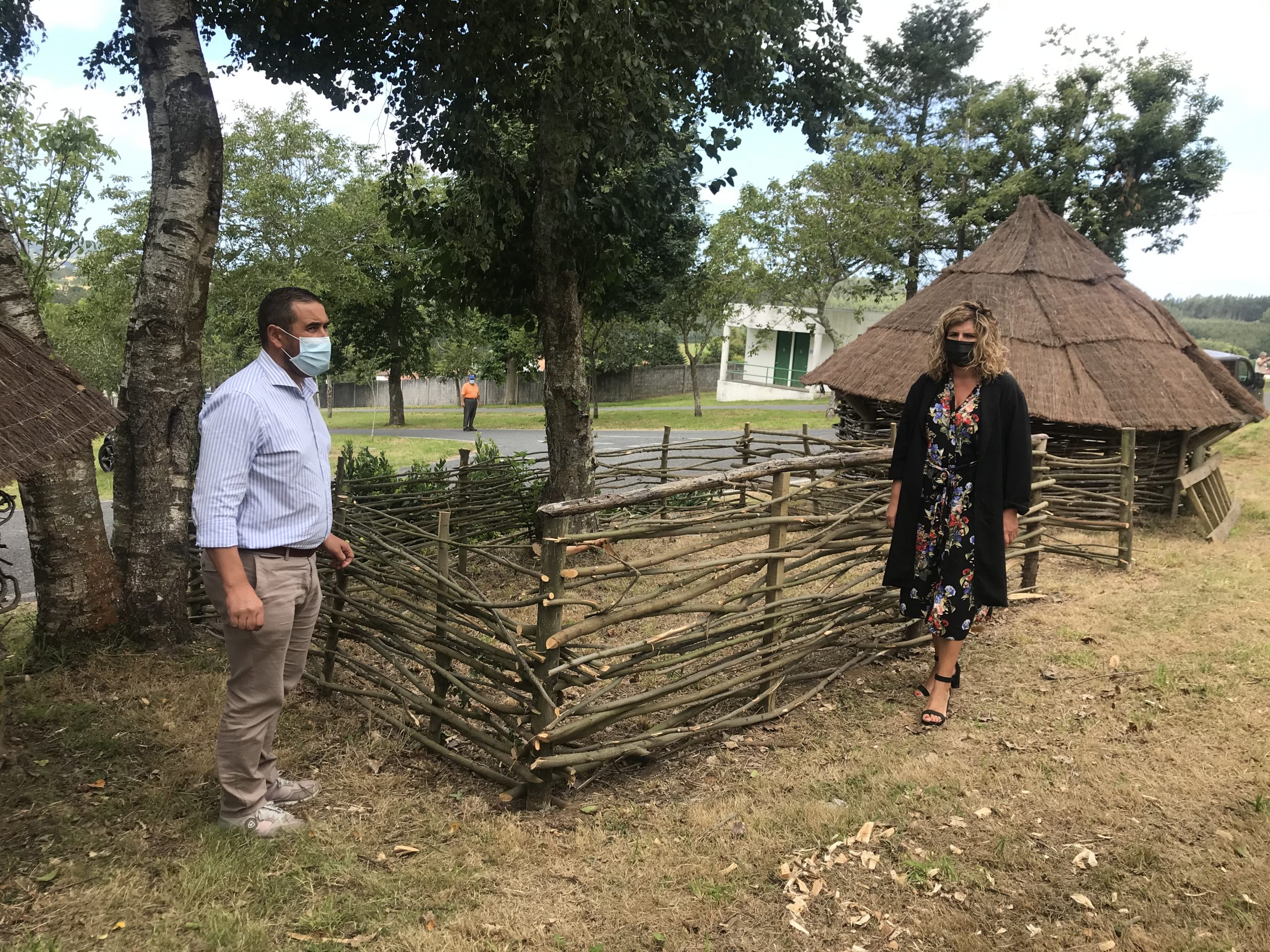 La alcaldesa, Marián Ferreiro, y el concejal de Servicios, Iván Santalla, se desplazaron a la zona de la campa del Trece | CONCELLO DE NARÓN