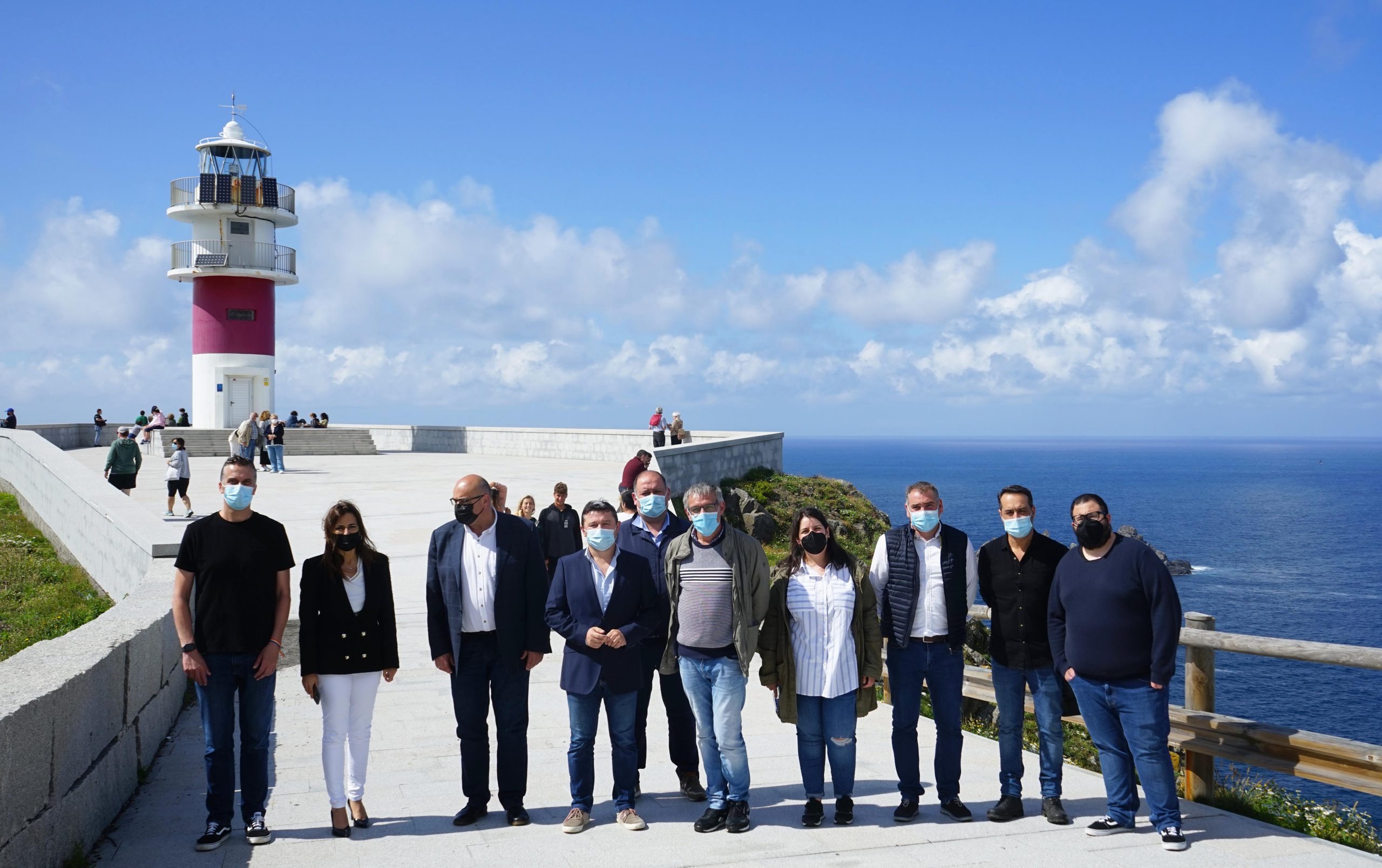 Archivo - Los representantes  políticos de los municipios integrantes durante una visita a Cabo Ortegal.