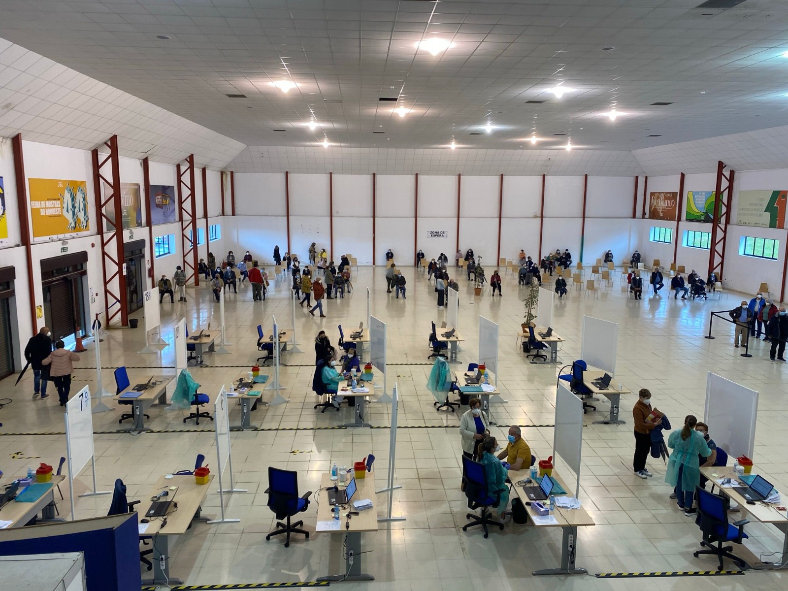 Las personas del área sanitaria de Ferrol reciben la vacuna en FIMO