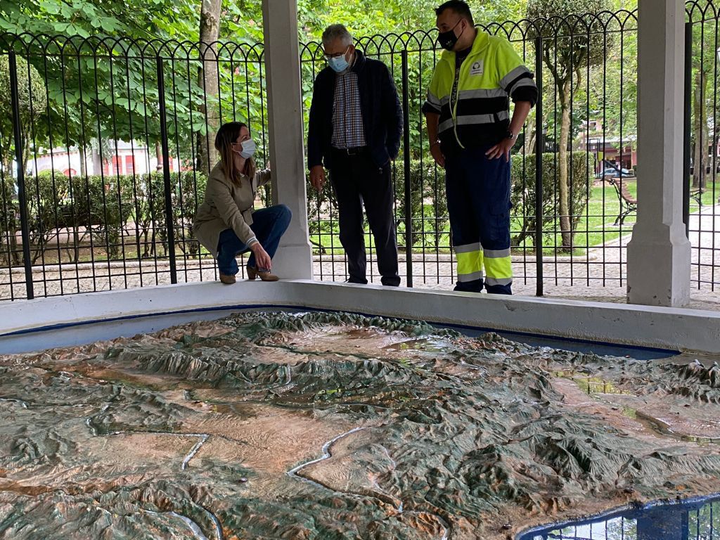 Lara Méndez en el recién recuperado mapa de la península ibérica, en el parque Rosalía de Castro.