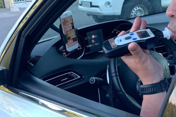 Imagen de archivo de un hombre haciendo la prueba de alcohol | GUARDIA CIVIL