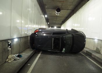 Coche volcado en el túnel de María Pita, en A Coruña | POLICÍA LOCAL