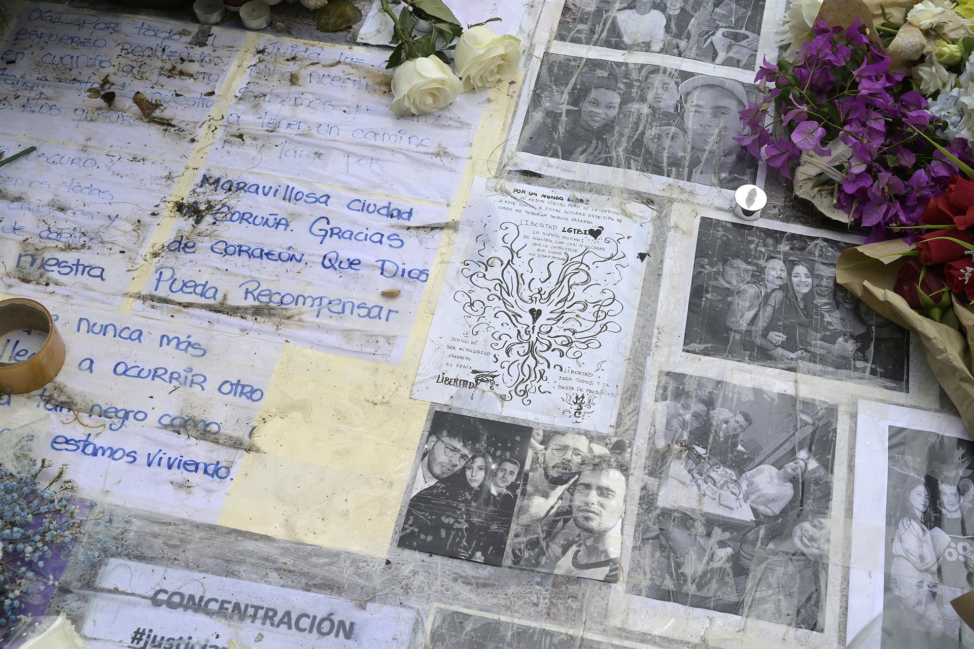 Fotografías y notas escritas en el altar colocado en la acera donde fue golpeado Samuel | M.DYLAN / E.P.