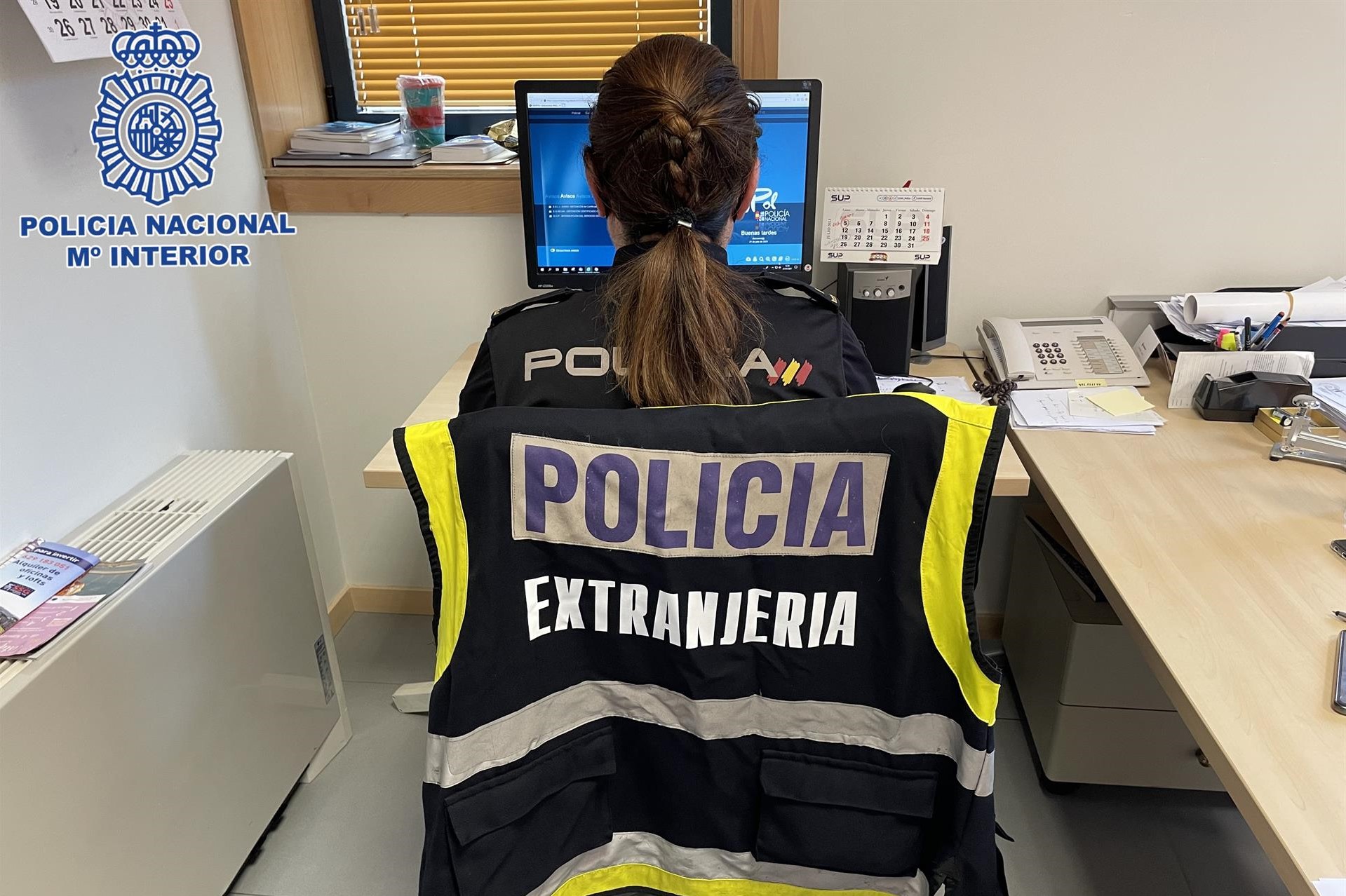 Una agente de Extranjería trabaja en la investigación | POLICÍA NACIONAL