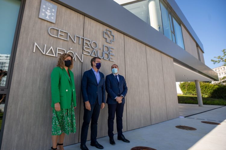 Marián Ferreiro, Alberto Núñez Feijóo y Julio García Comesaña posan ante el centro de salud | XUNTA