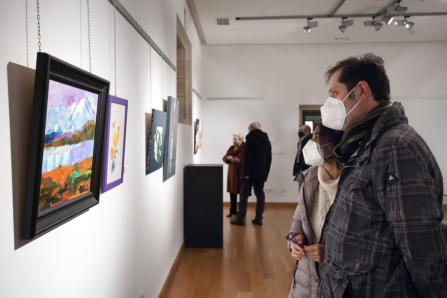 Un grupo de personas visitan la exposición "Pontedearte" en 2020