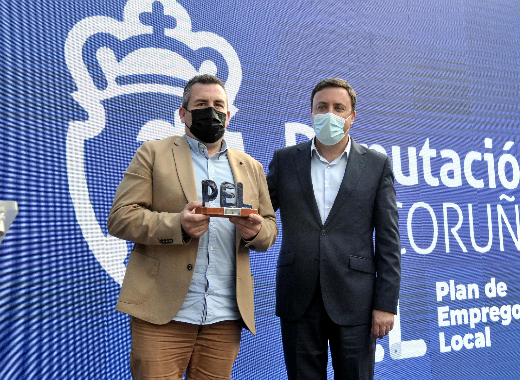Valentín González entregó el galardón a Pablo Lago, alcalde de Brión