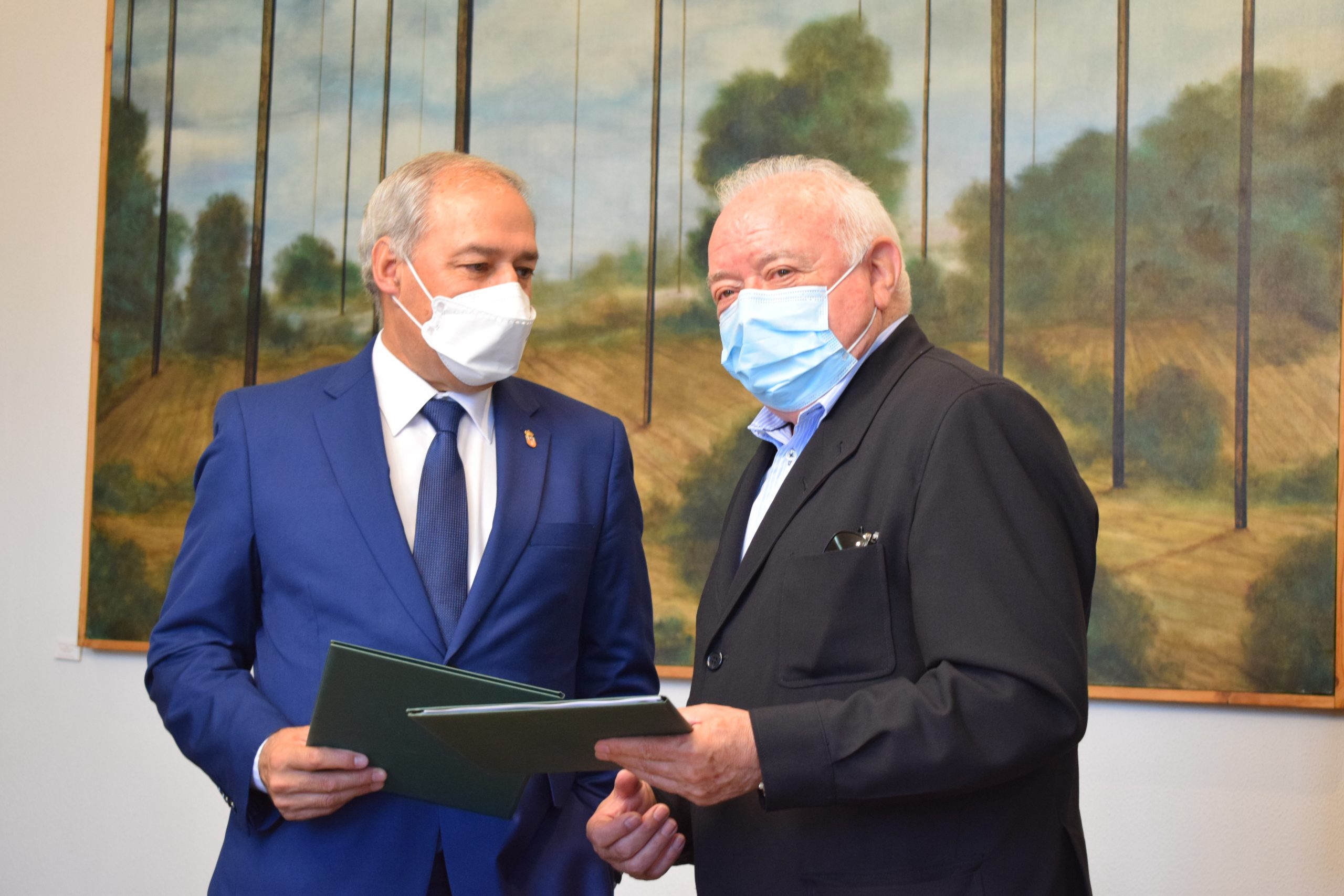Tomé y Núñez firmando el convenio. | DIPUTACIÓN DE LUGO