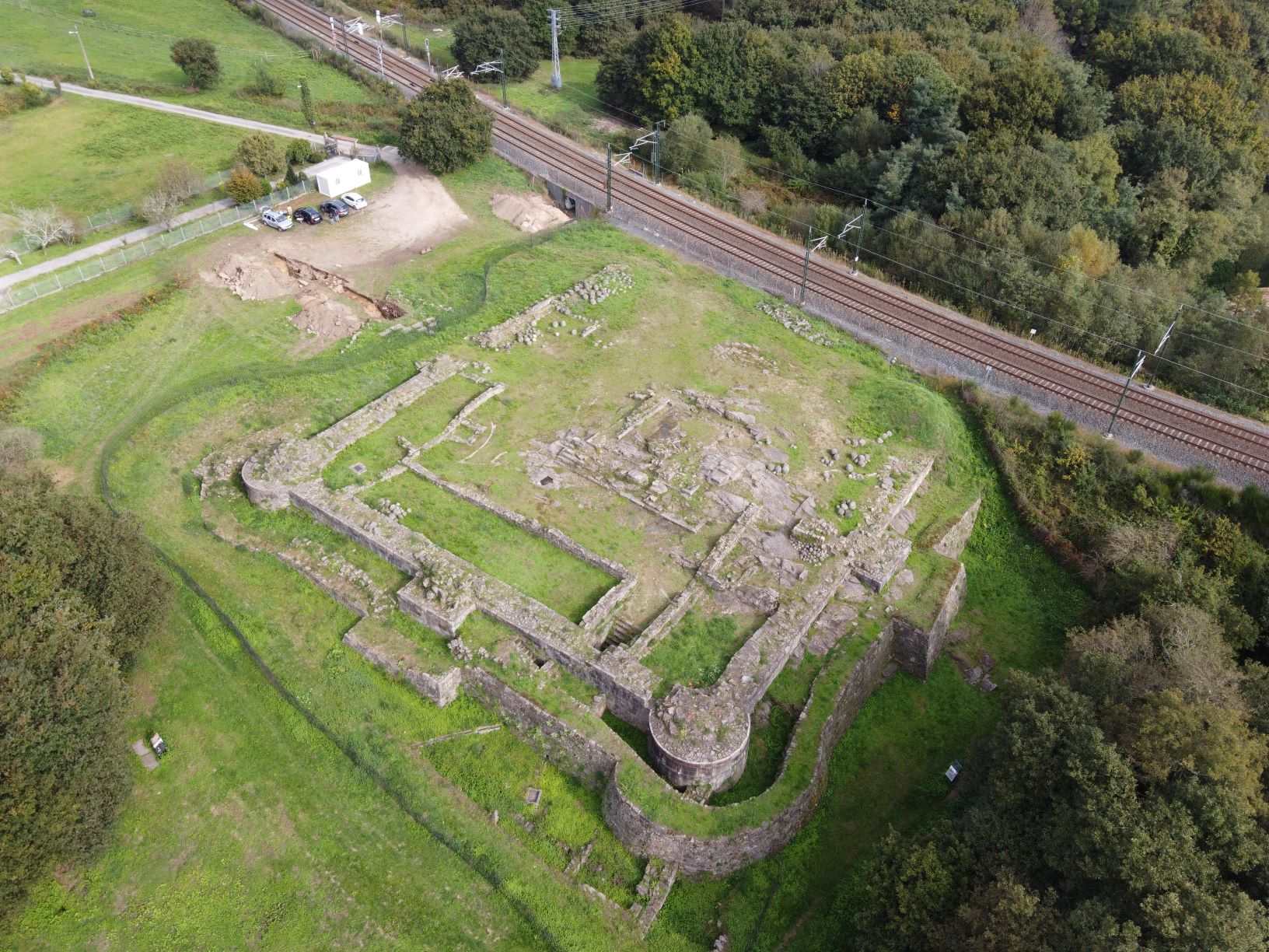 Fotografía aérea del castillo de A Rocha Forte | CONCELLO DE SANTIAGO