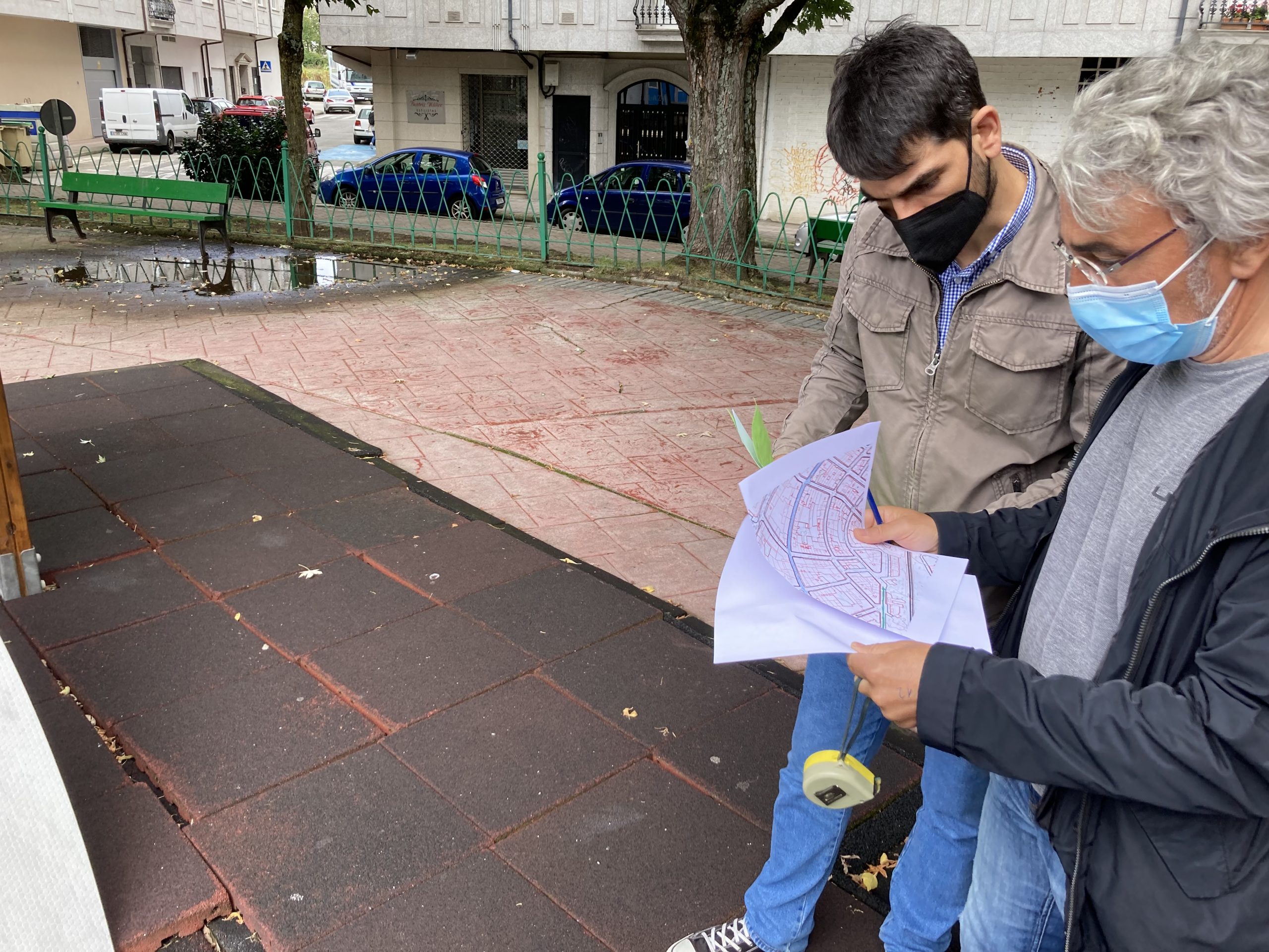 El concejal de Urbanismo, Julián Reina, visita la plaza Rosalía de Castro | CONCELLO DE FERROL