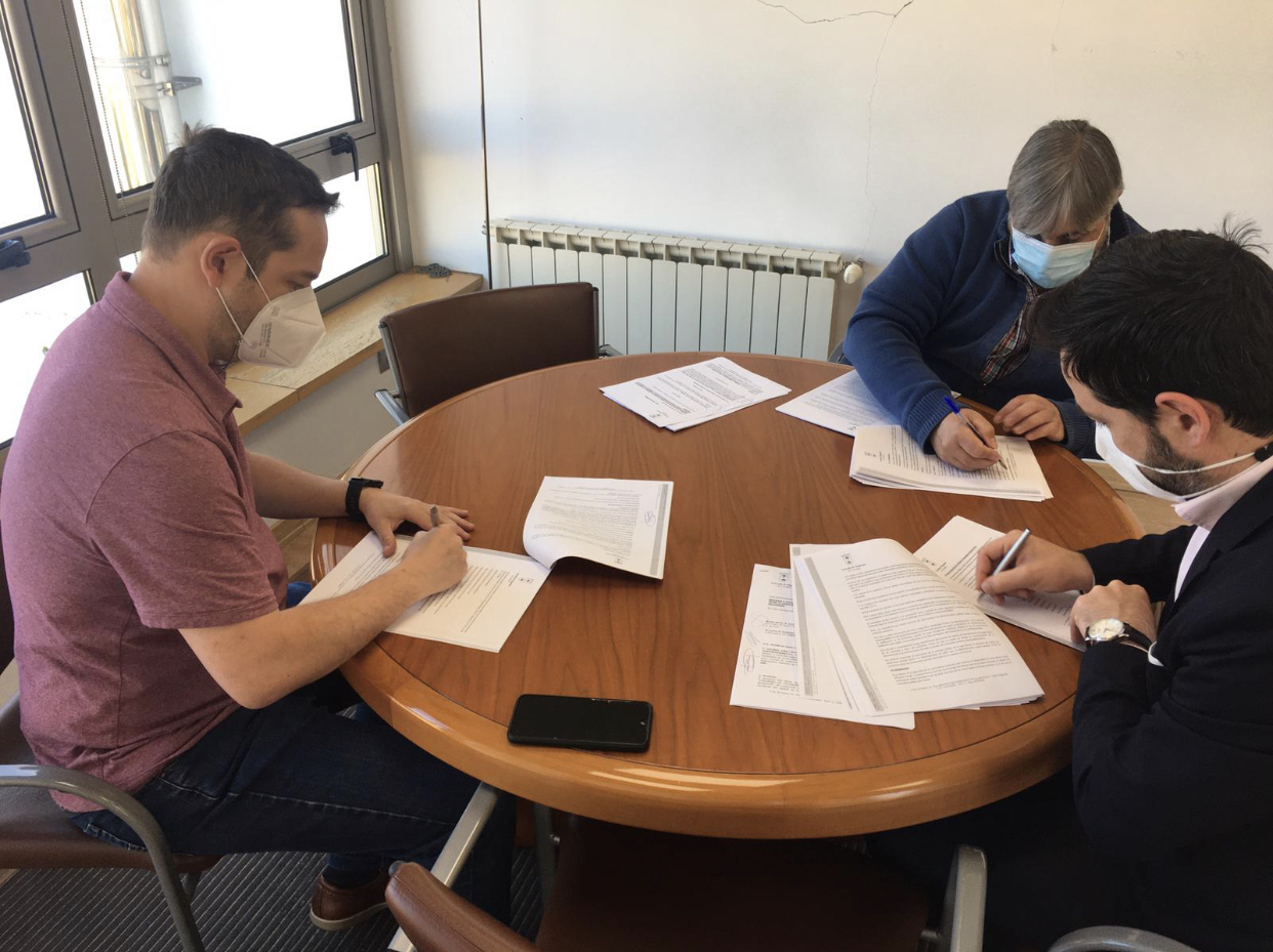 El alcalde de Mugardos, Domingo Deus, firma el contrato de adjudicación de las obras de la escuela infantil de As Lagoas | CONCELLO DE MUGARDOS