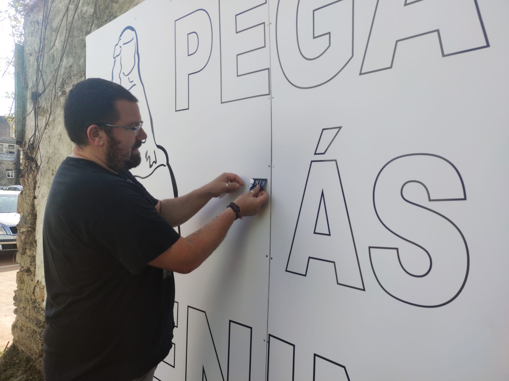 El mural colaborativo 'Pégate ás meninas'