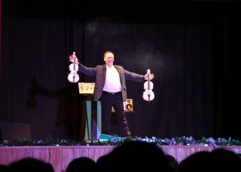 El mago Andy González en una actuación con violines | ANDY GONZÁLEZ