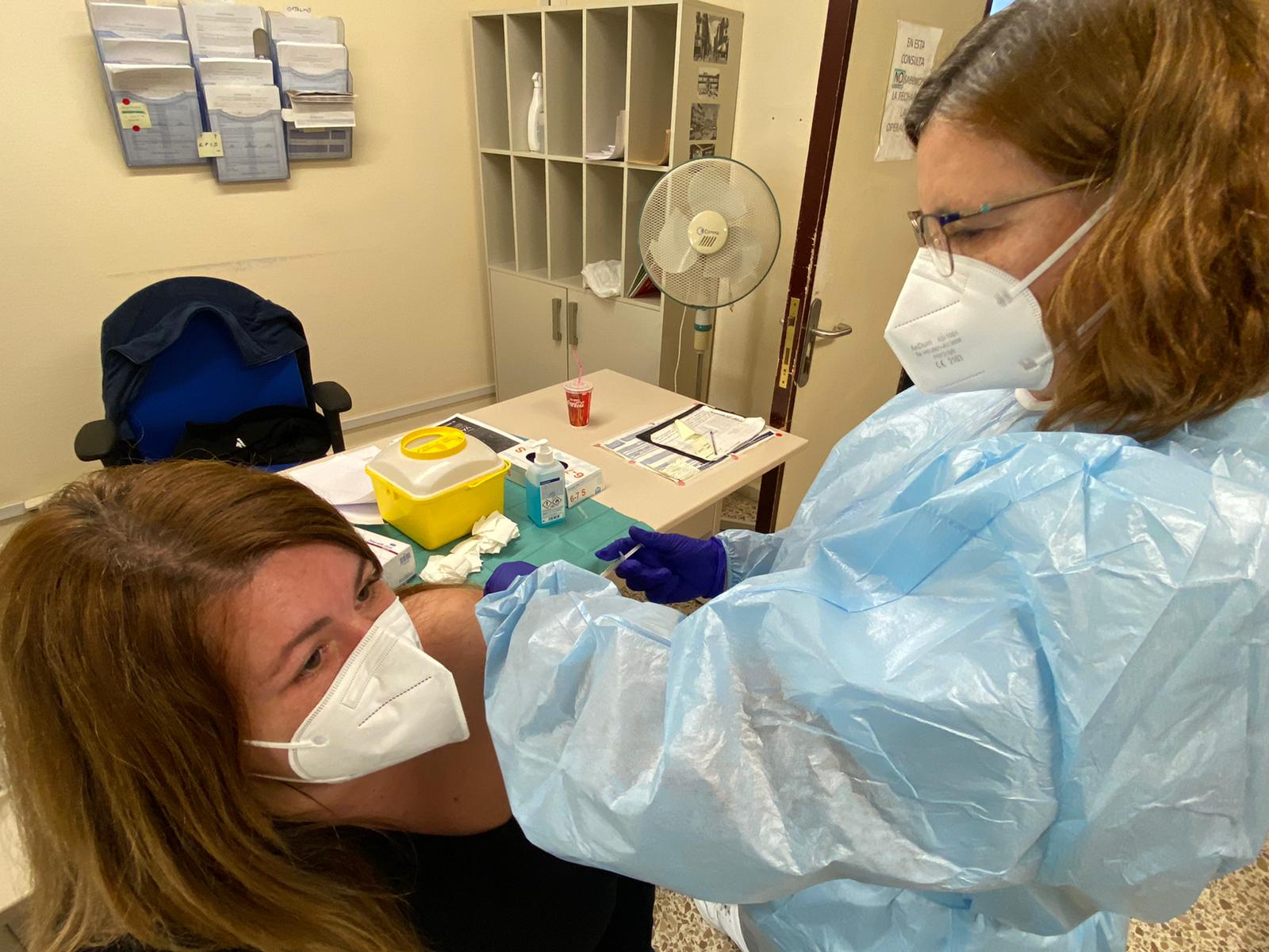 Una mujer recibe la vacuna contra el coronavirus en el área sanitaria de Ferrol | ÁREA SANITARIA DE FERROL