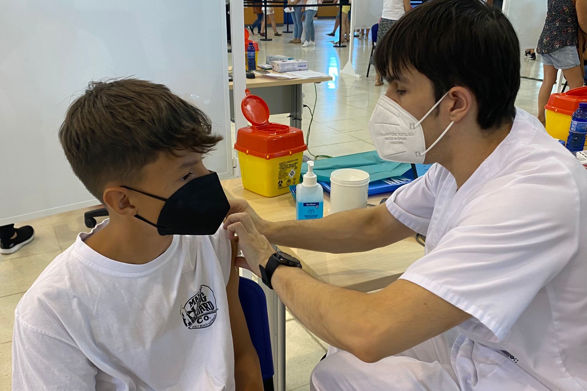 Pablo, de 12 años, recibe la primera dosis de la vacuna | ÁREA SANITARIA DE FERROL