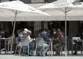 Varias personas en la terraza de un bar en A Coruña | EP