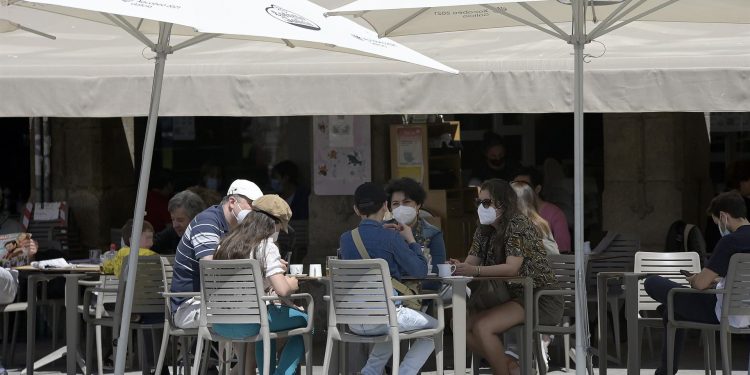 Varias personas en la terraza de un bar en A Coruña | EP