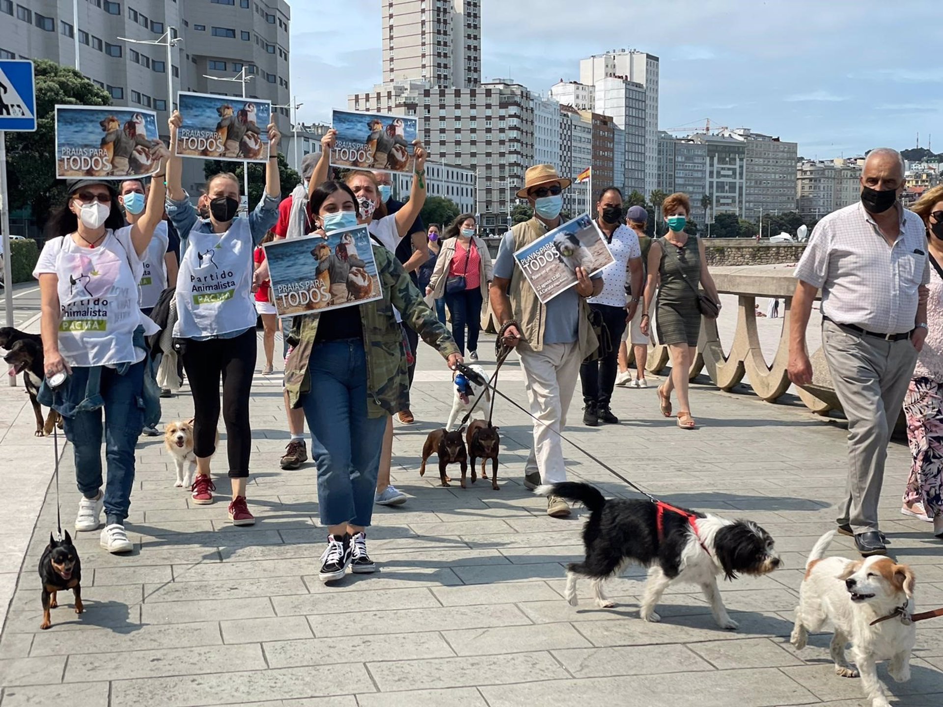 Concentración en el paseo de Riazor para pedir el libre acceso de los perros a los arenales | PACMA