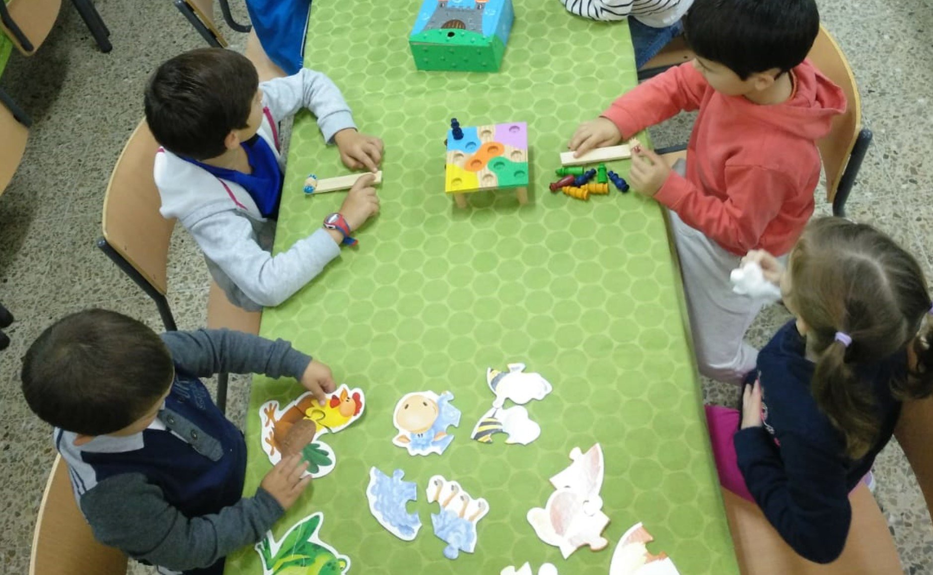 Un grupo de niños hace actividades en una escuela | CONCELLO DE CABANAS