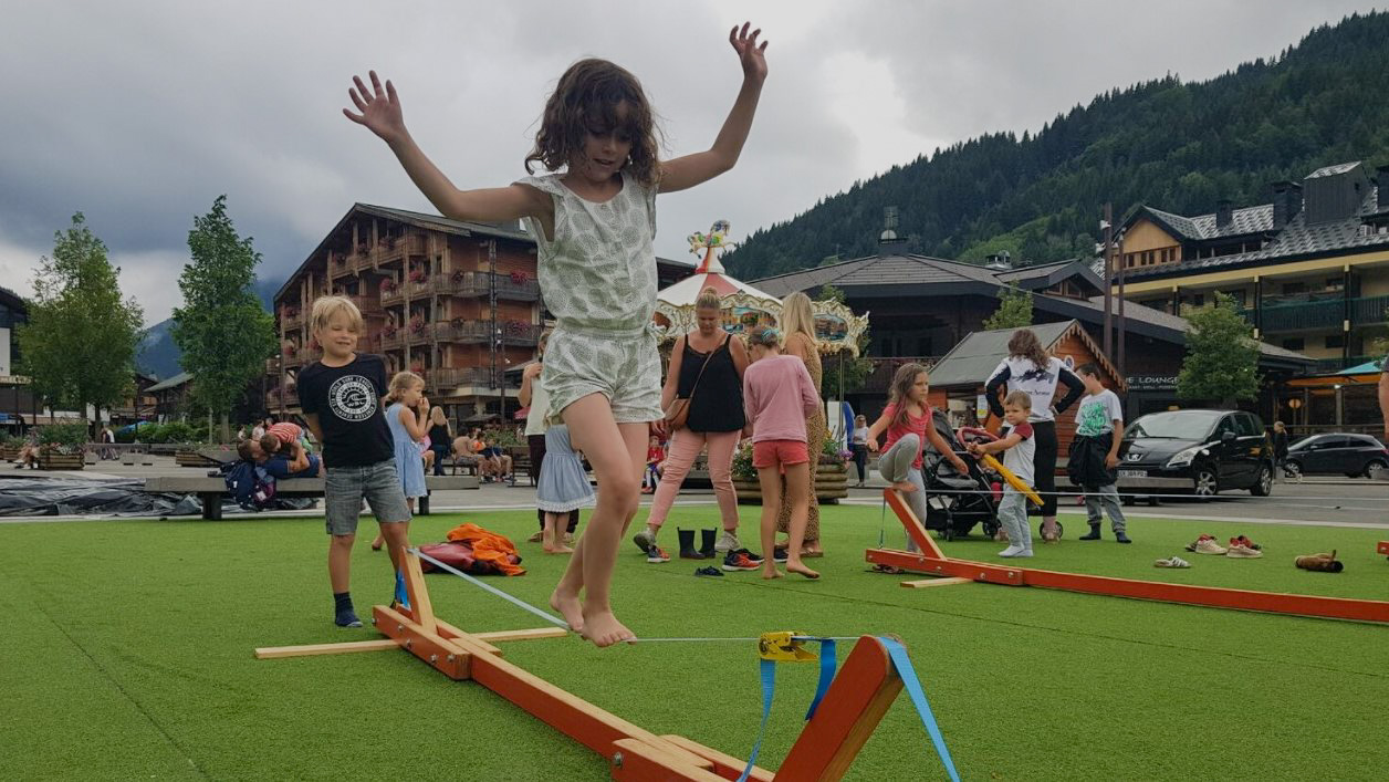 Una niña practica slackline