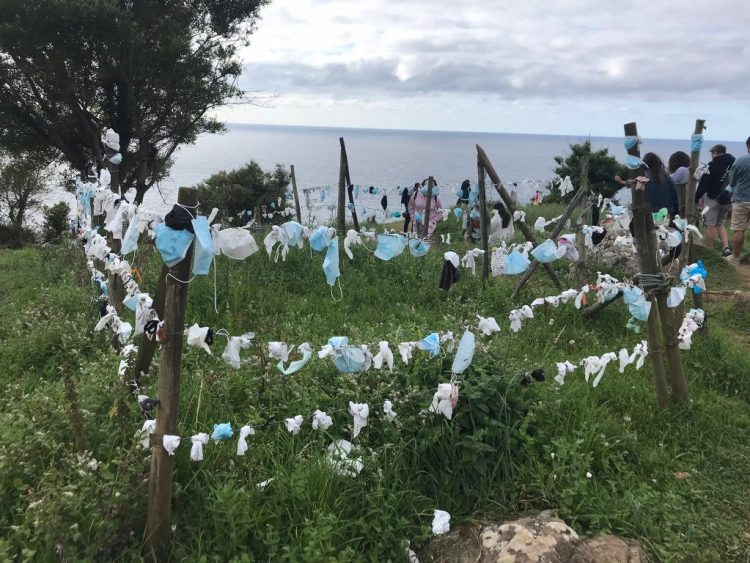 El tendal de mascarillas que indigna a los vecinos de San Andrés de Teixido | TWITTER